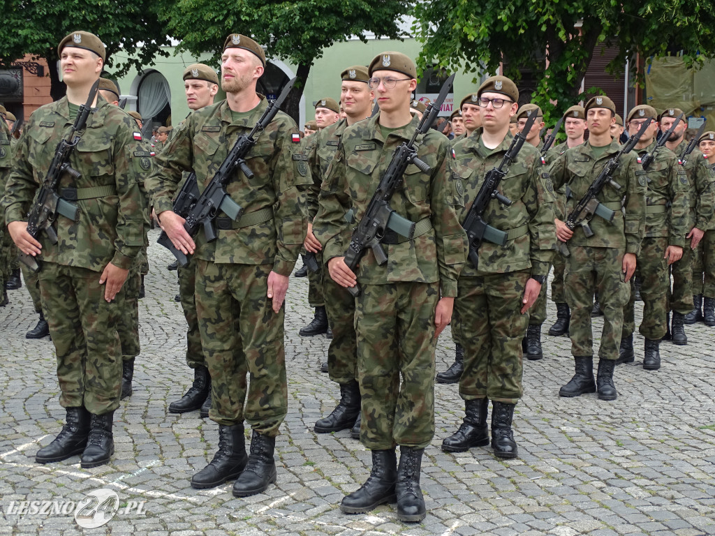 Przysięga WOT na Rynku w Lesznie