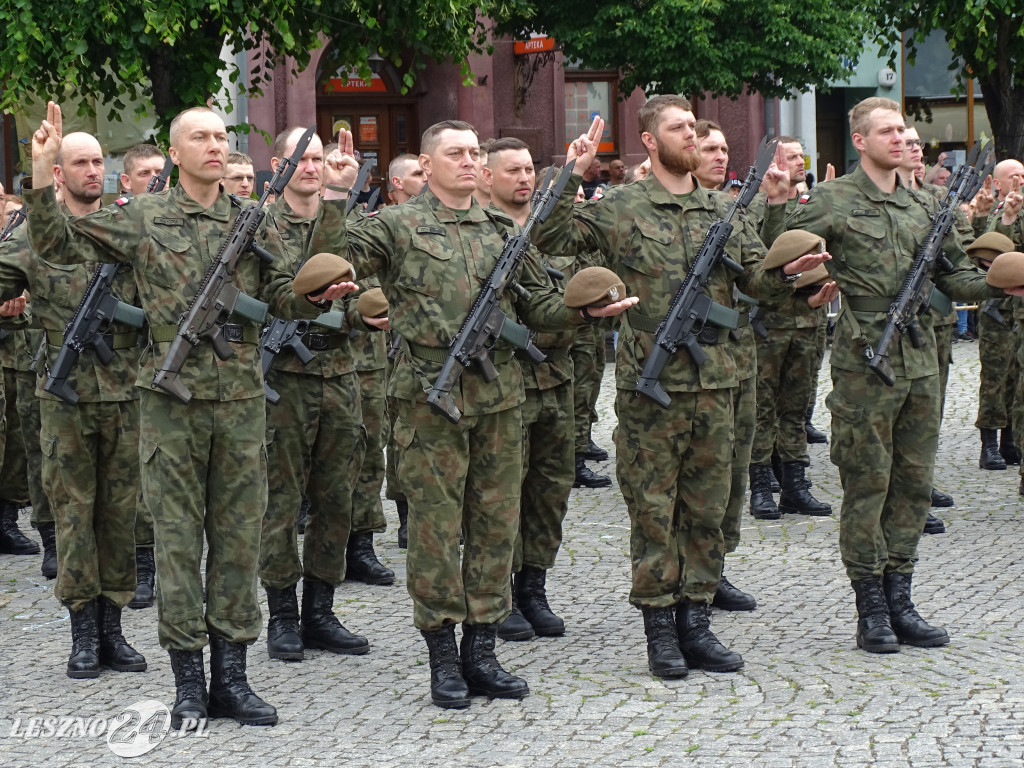 Przysięga WOT na Rynku w Lesznie