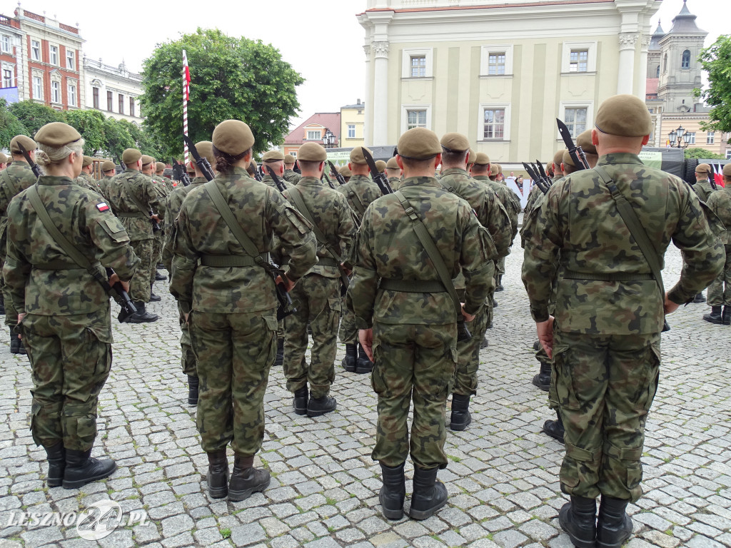 Przysięga WOT na Rynku w Lesznie