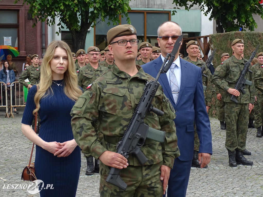 Przysięga WOT na Rynku w Lesznie