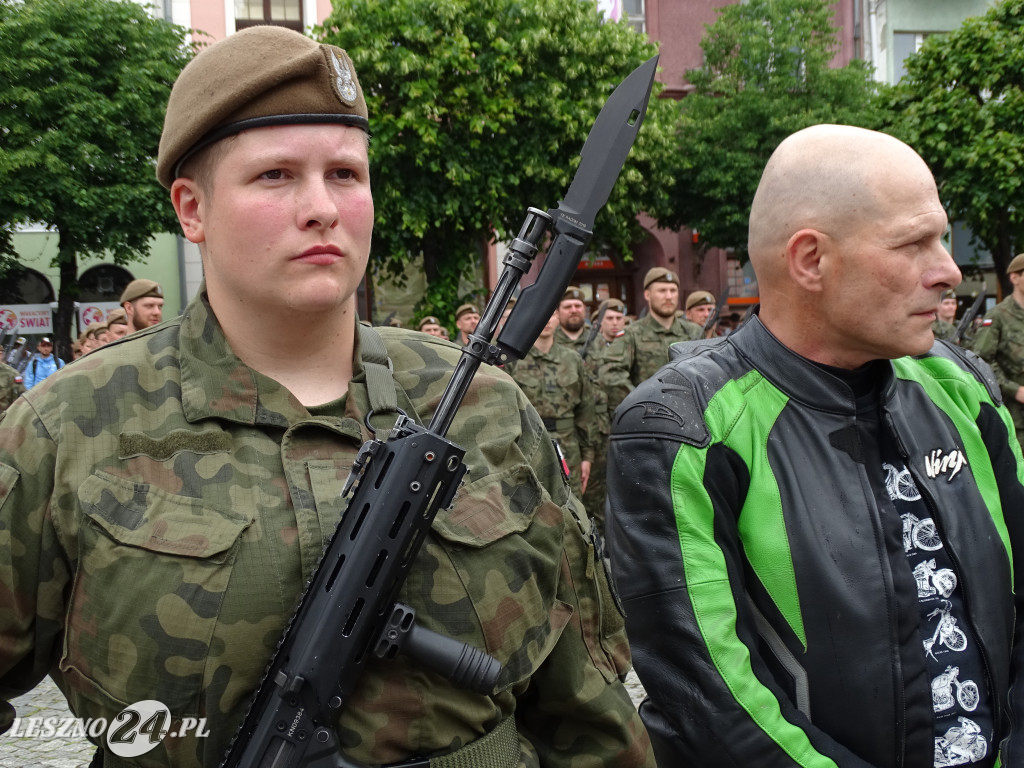 Przysięga WOT na Rynku w Lesznie