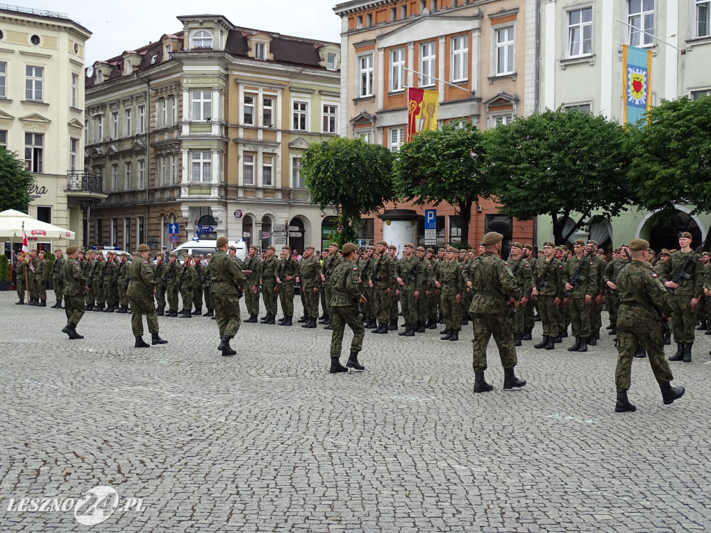 Przysięga WOT na Rynku w Lesznie