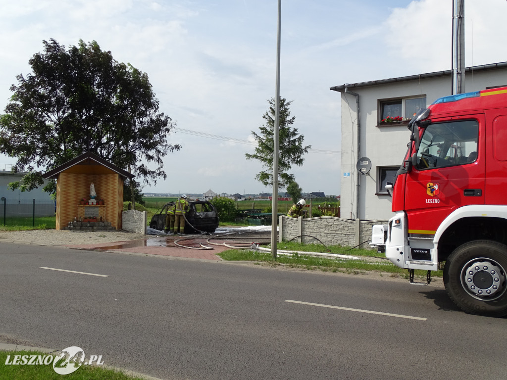Pożar auta na drodze w Maryszewicach