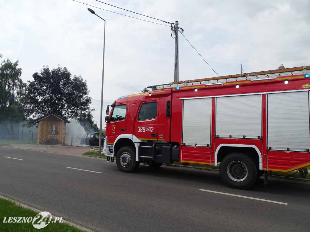 Pożar auta na drodze w Maryszewicach