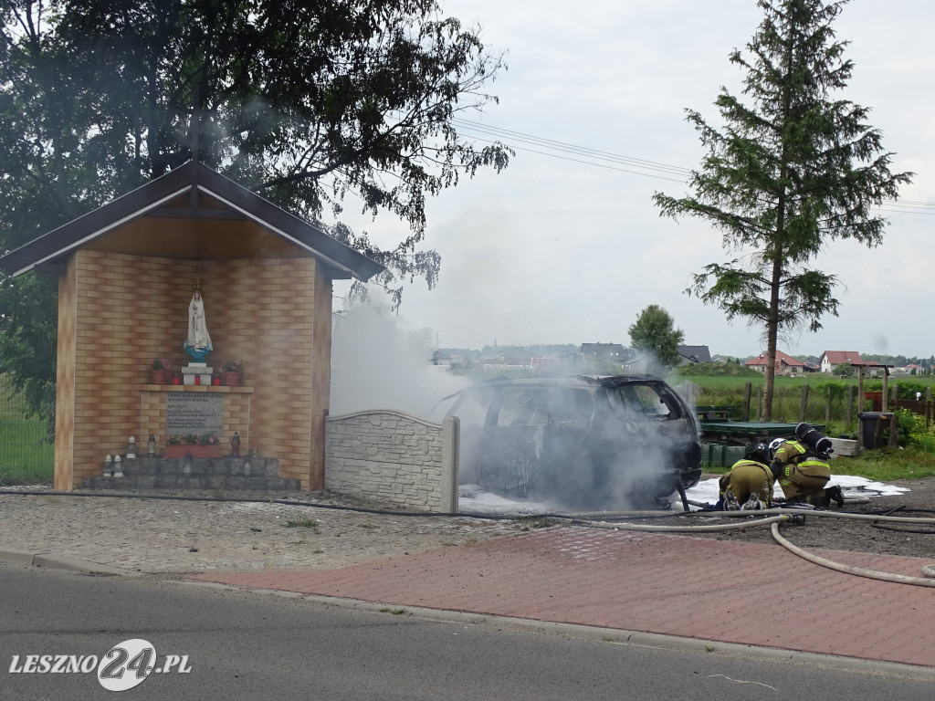 Pożar auta na drodze w Maryszewicach