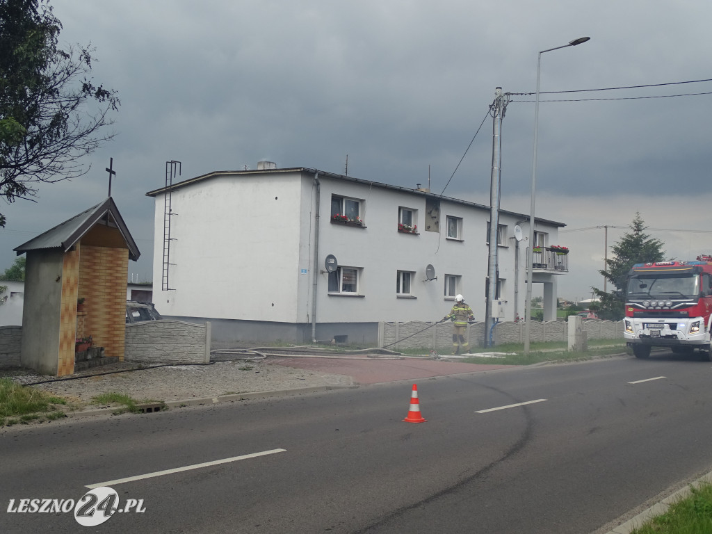 Pożar auta na drodze w Maryszewicach