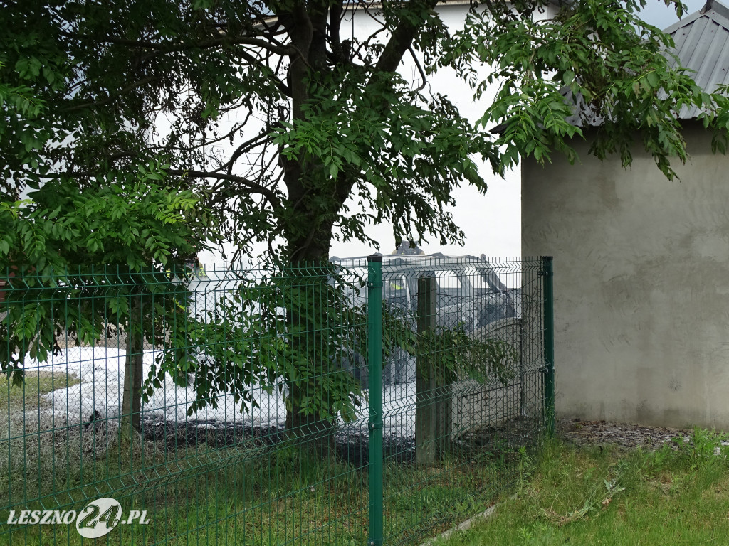 Pożar auta na drodze w Maryszewicach