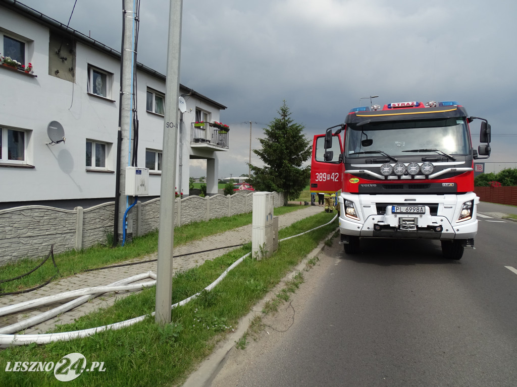 Pożar auta na drodze w Maryszewicach