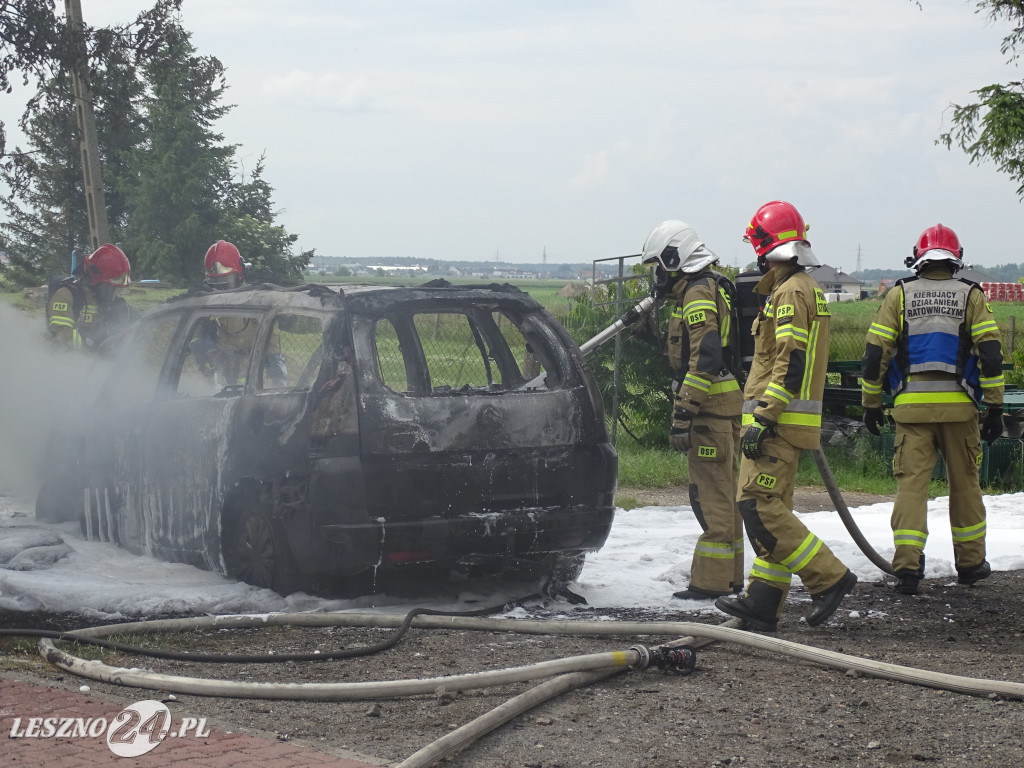 Pożar auta na drodze w Maryszewicach