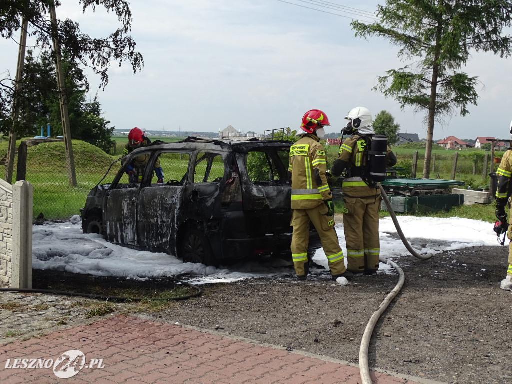 Pożar auta na drodze w Maryszewicach