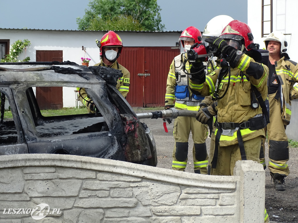 Pożar auta na drodze w Maryszewicach