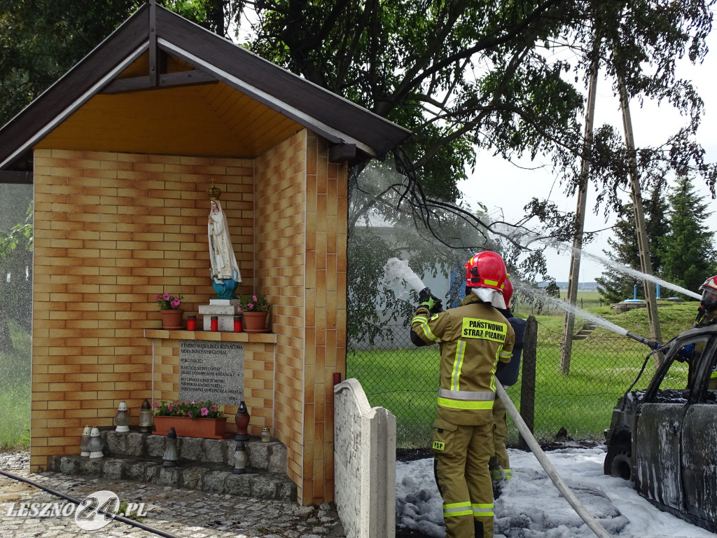 Pożar auta na drodze w Maryszewicach