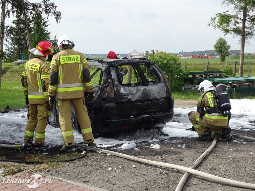 Pożar auta na drodze w Maryszewicach