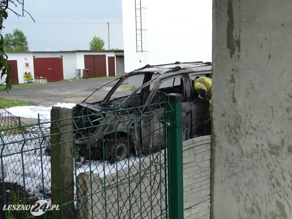 Pożar auta na drodze w Maryszewicach
