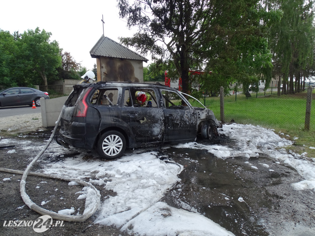 Pożar auta na drodze w Maryszewicach