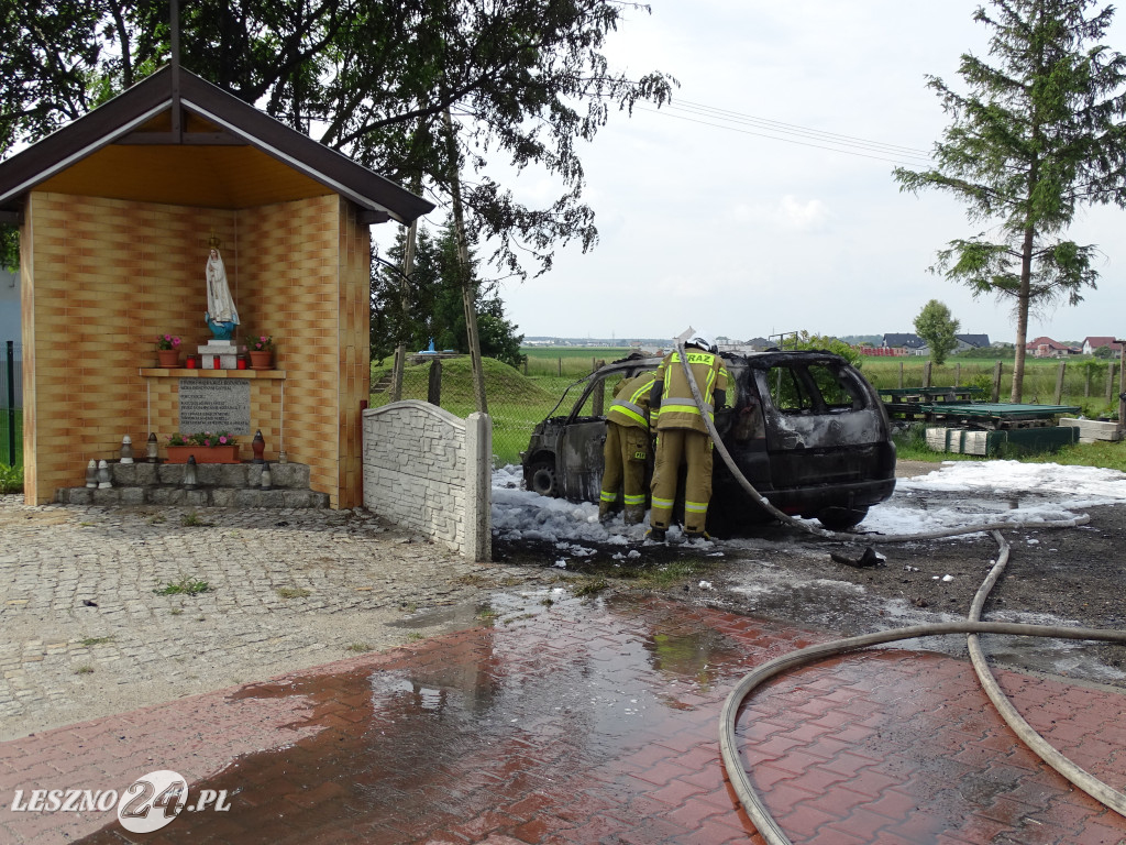 Pożar auta na drodze w Maryszewicach