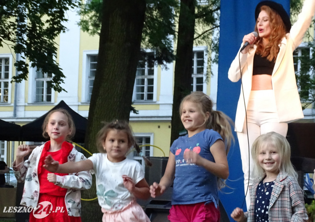 Pokaz mody w parku Kościuszki w Lesznie