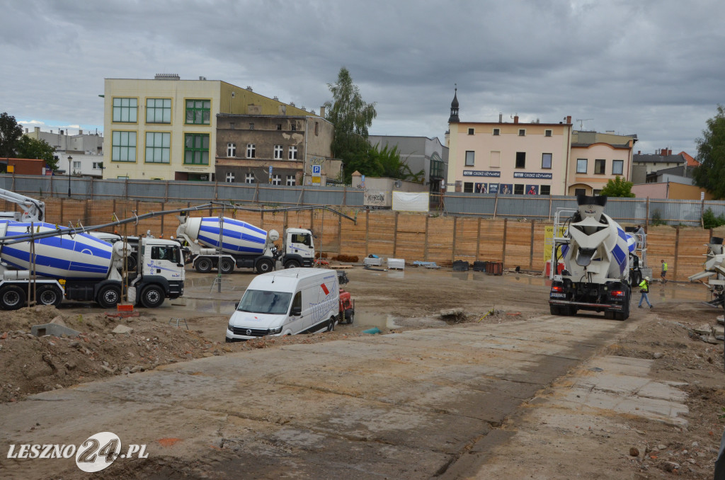 Wylewanie płyty na budowie Galerii Goplana