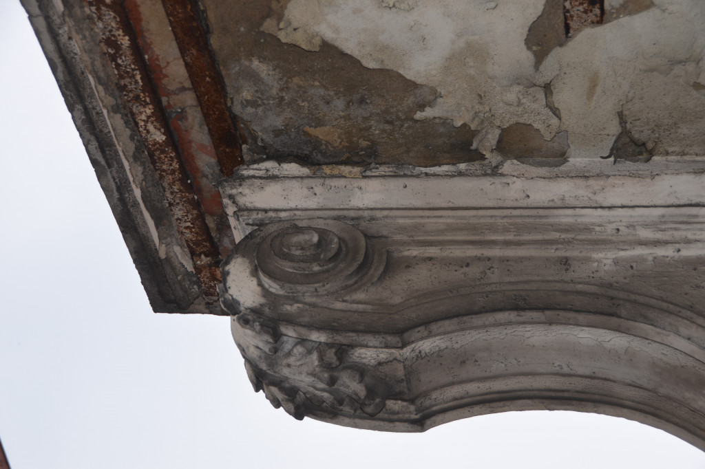 Niebezpieczny balkon przy ul. Leszczyńskich