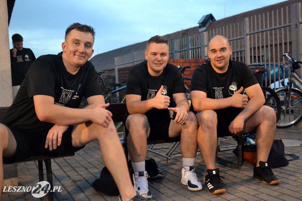 Nocą zagrali w siatkówkę