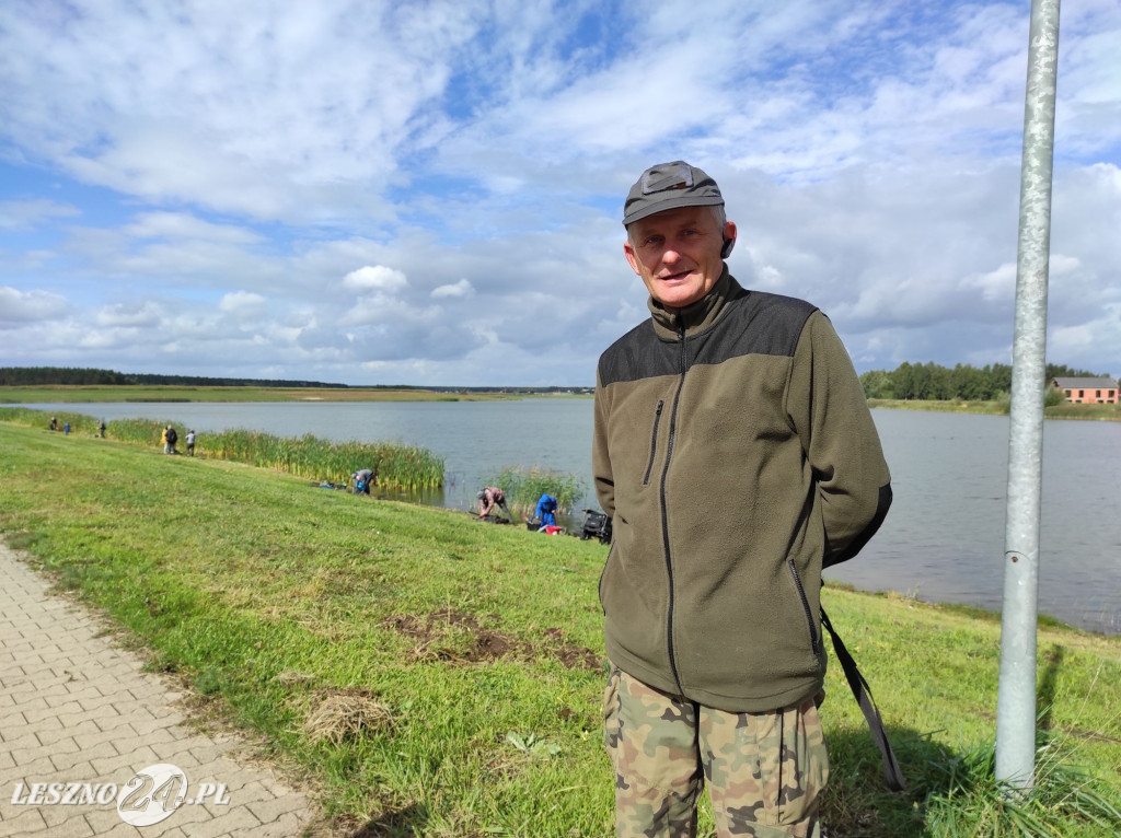 Młodzi wędkarze nad zalewem