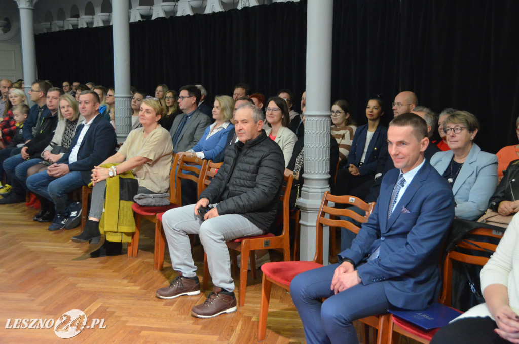 Pasowanie na uczniów w ZSET w Lesznie