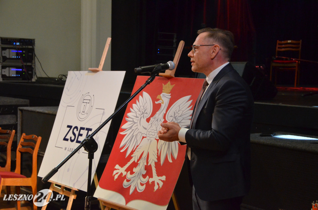 Pasowanie na uczniów w ZSET w Lesznie