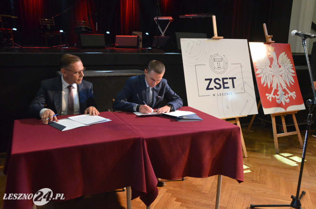 Pasowanie na uczniów w ZSET w Lesznie