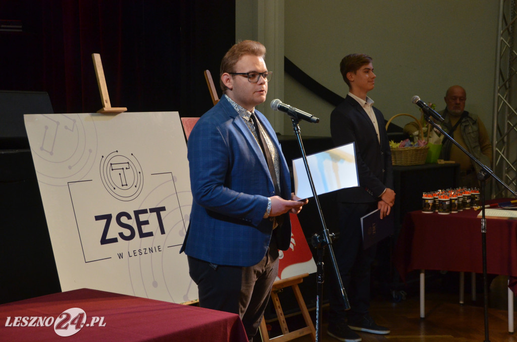 Pasowanie na uczniów w ZSET w Lesznie