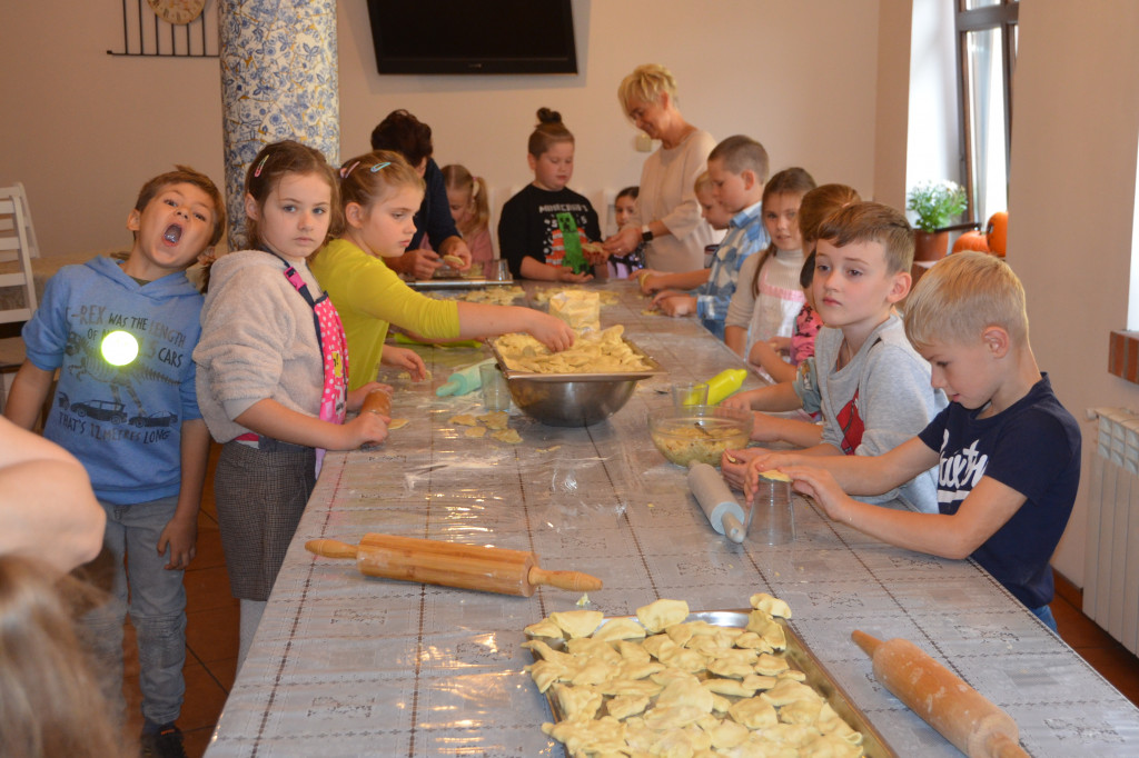 Pierwszaki z SP9 kleją pierogi