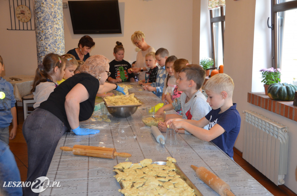 Pierwszaki z SP9 kleją pierogi