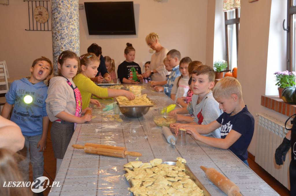 Pierwszaki z SP9 kleją pierogi