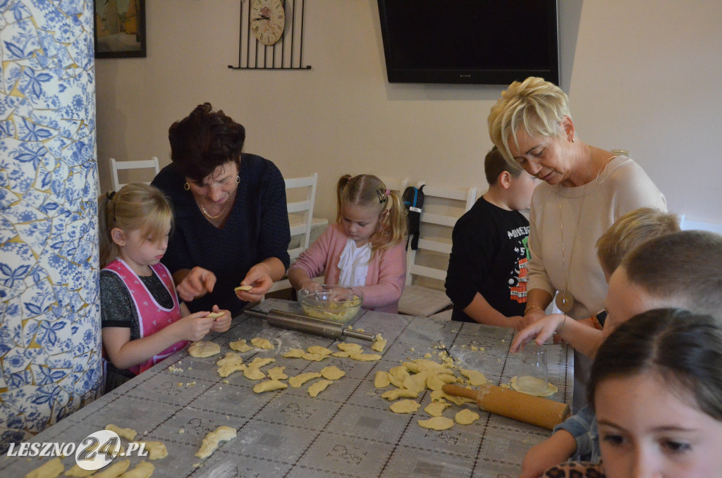 Pierwszaki z SP9 kleją pierogi