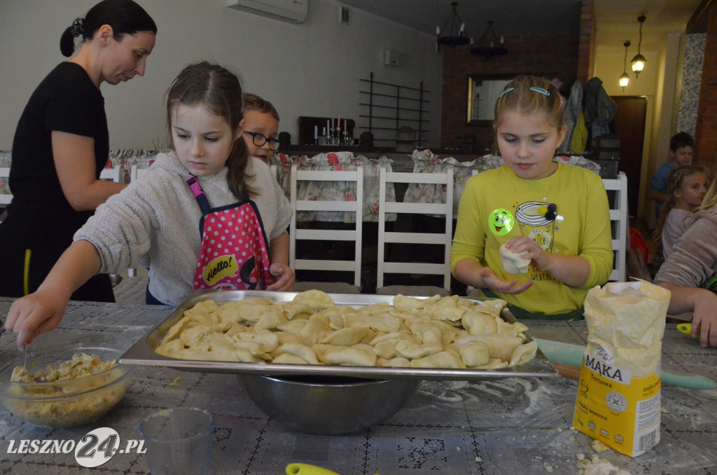 Pierwszaki z SP9 kleją pierogi