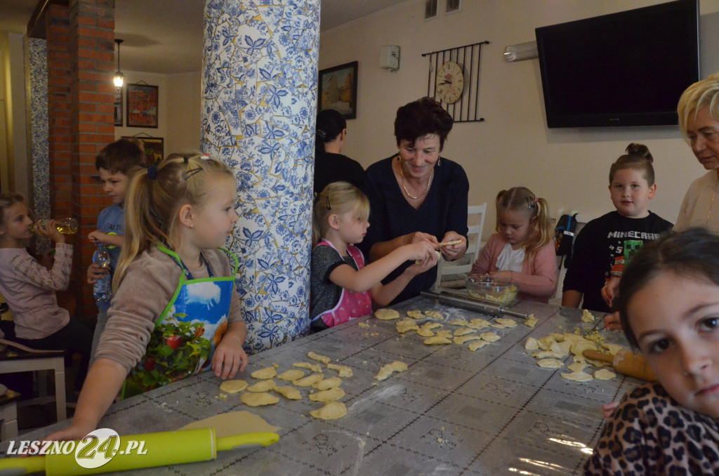 Pierwszaki z SP9 kleją pierogi