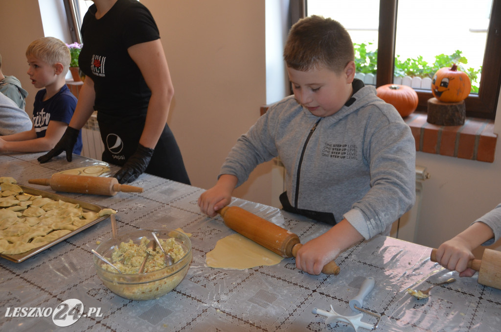 Pierwszaki z SP9 kleją pierogi