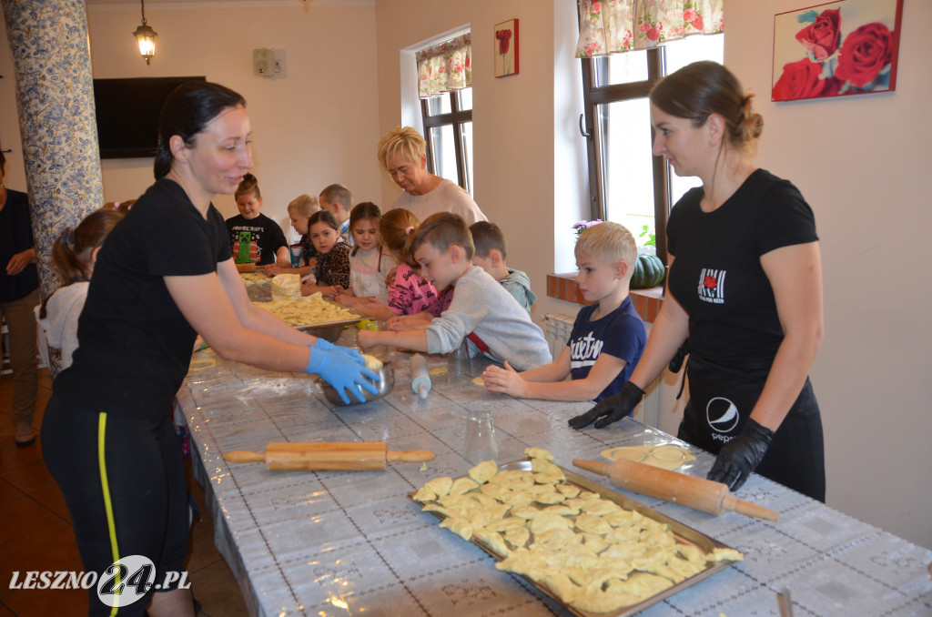 Pierwszaki z SP9 kleją pierogi