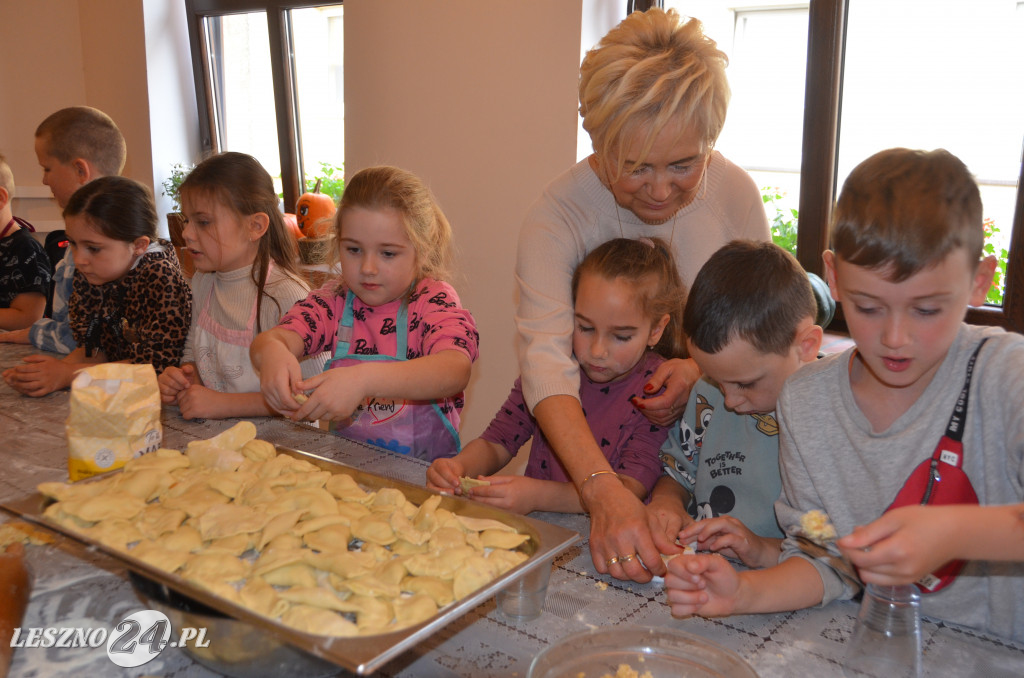 Pierwszaki z SP9 kleją pierogi