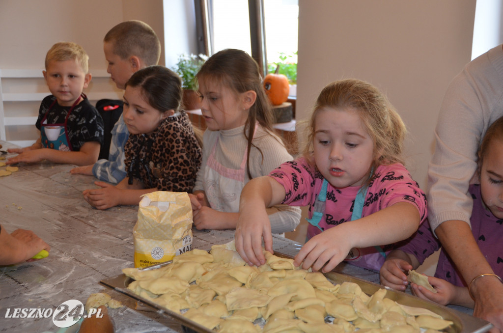 Pierwszaki z SP9 kleją pierogi