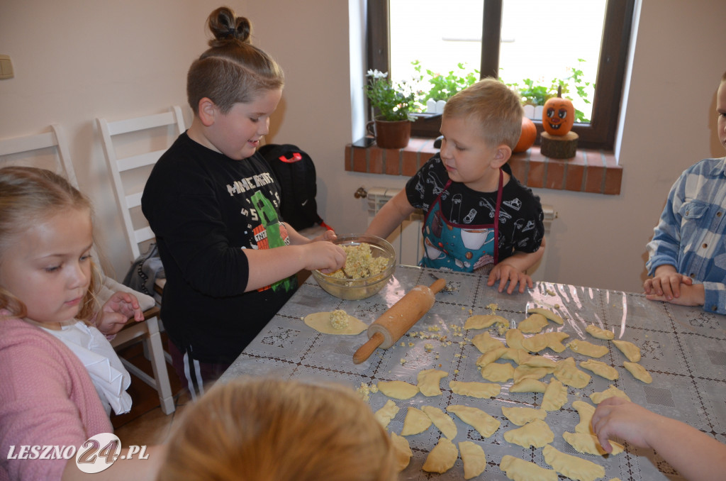 Pierwszaki z SP9 kleją pierogi