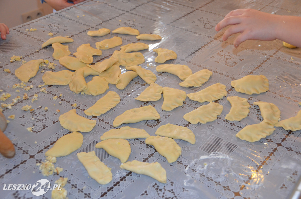 Pierwszaki z SP9 kleją pierogi