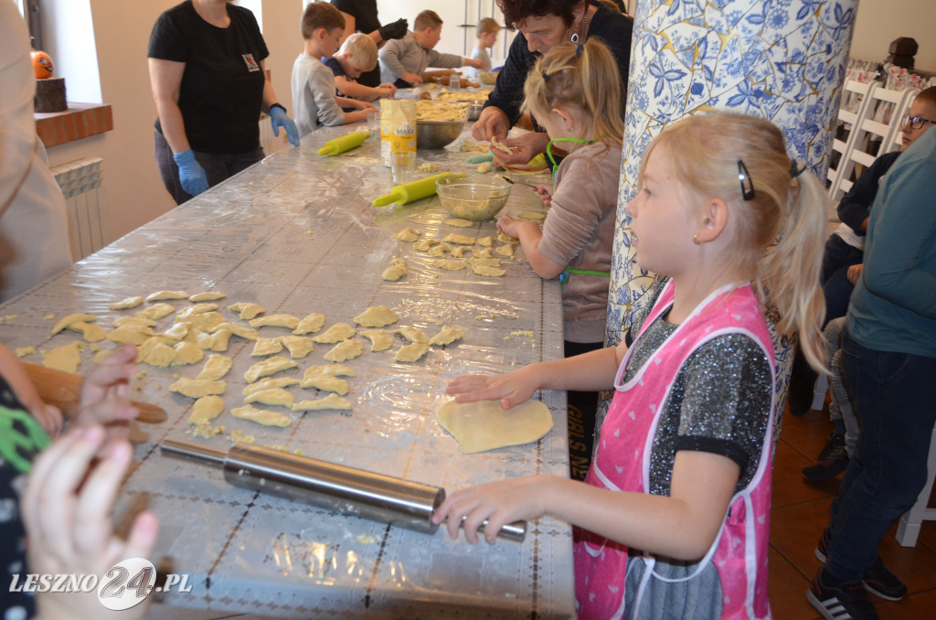 Pierwszaki z SP9 kleją pierogi