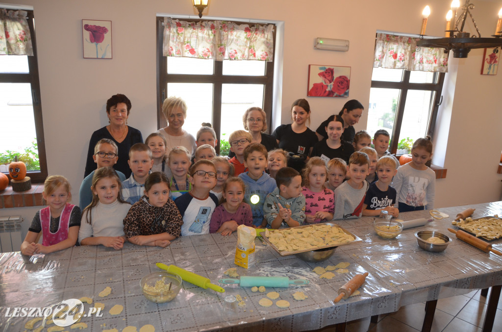 Pierwszaki z SP9 kleją pierogi