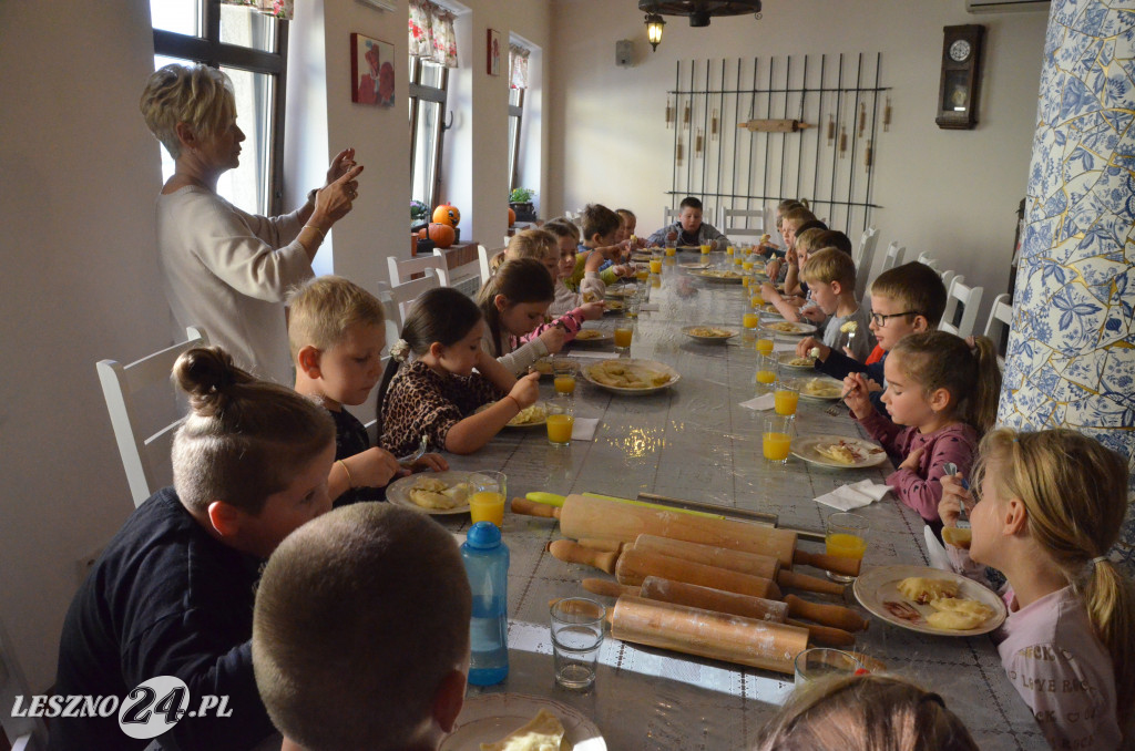 Pierwszaki z SP9 kleją pierogi