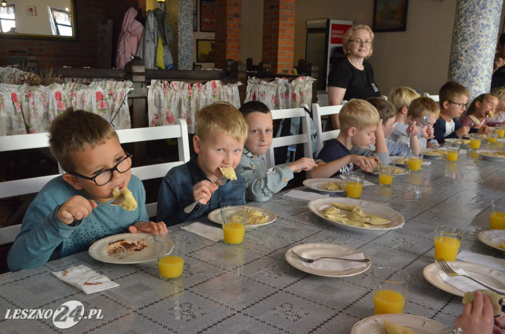 Pierwszaki z SP9 kleją pierogi