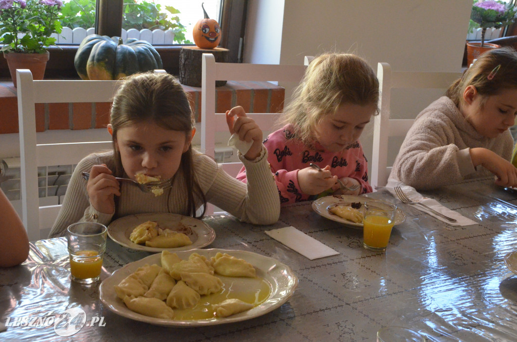 Pierwszaki z SP9 kleją pierogi