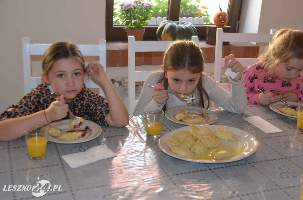 Pierwszaki z SP9 kleją pierogi