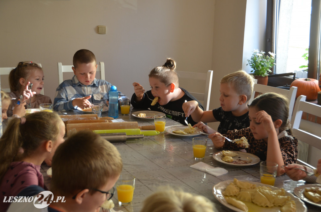 Pierwszaki z SP9 kleją pierogi