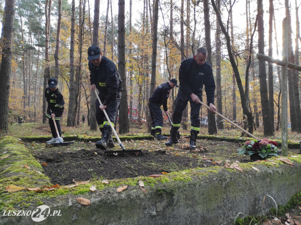 Strażacy uporządkowali pomnik