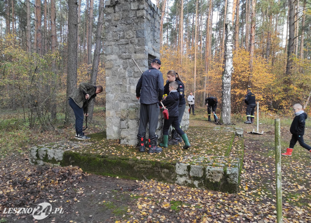 Strażacy uporządkowali pomnik